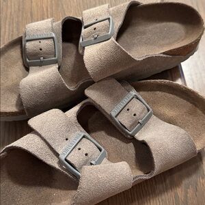 Birkenstock Suede Soft Footbed Arizona in Stone Coin
